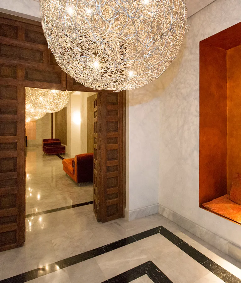 hospes-palacio-del-bailio-corridor-sofas-lamps-k-02-x2.jpg