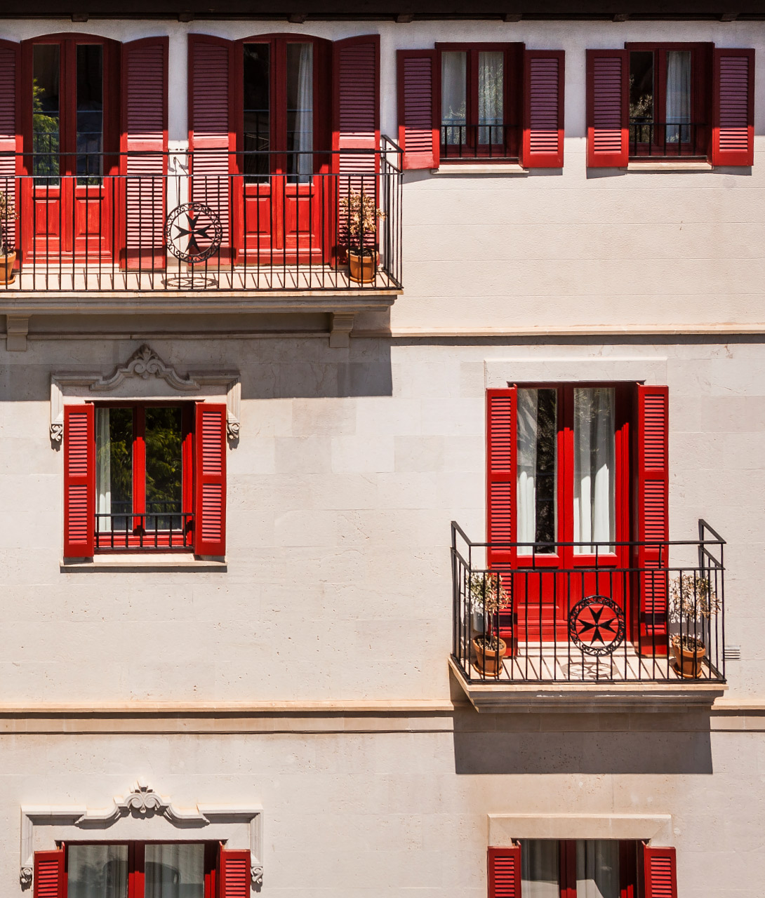 hotel-cort-facade-red-windows-k-01-x2.jpg