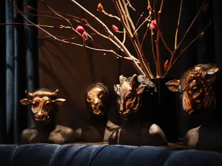 004 11 Howard Detail Figures