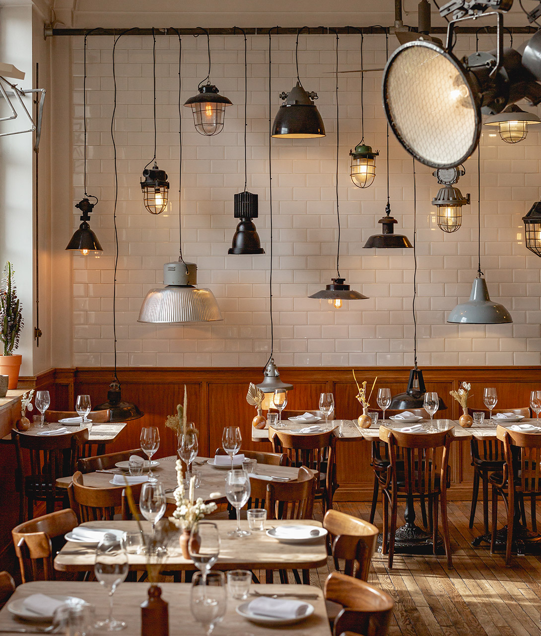 Town Hall Hotels And Apartments Restaurant Dining Tables Interior Lamps K 02 X2