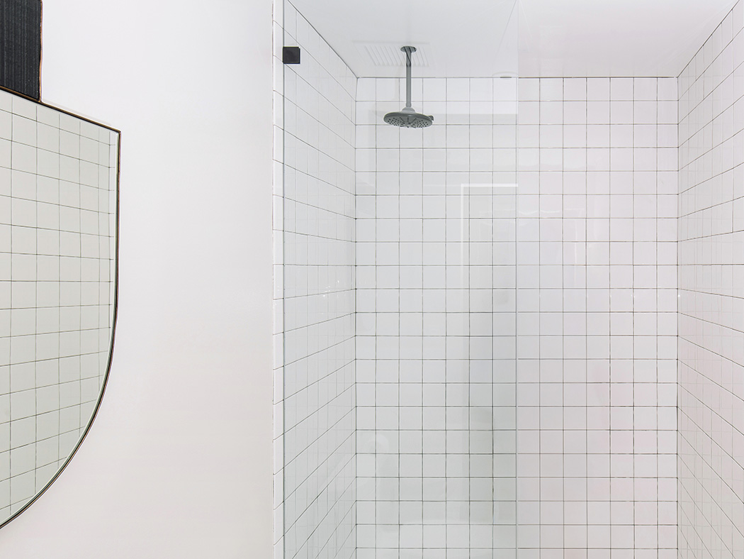 Silver Lake Pool Inn Deluxe King ADA R 05