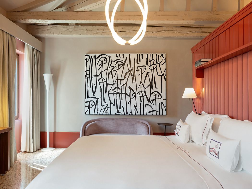 Elizabeth Unqiue Venice Suite Canal View R 03