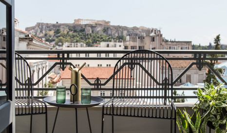 perianth-hotel-guestroom-balcony-chairs-acropolis-view-M-07-r.jpg