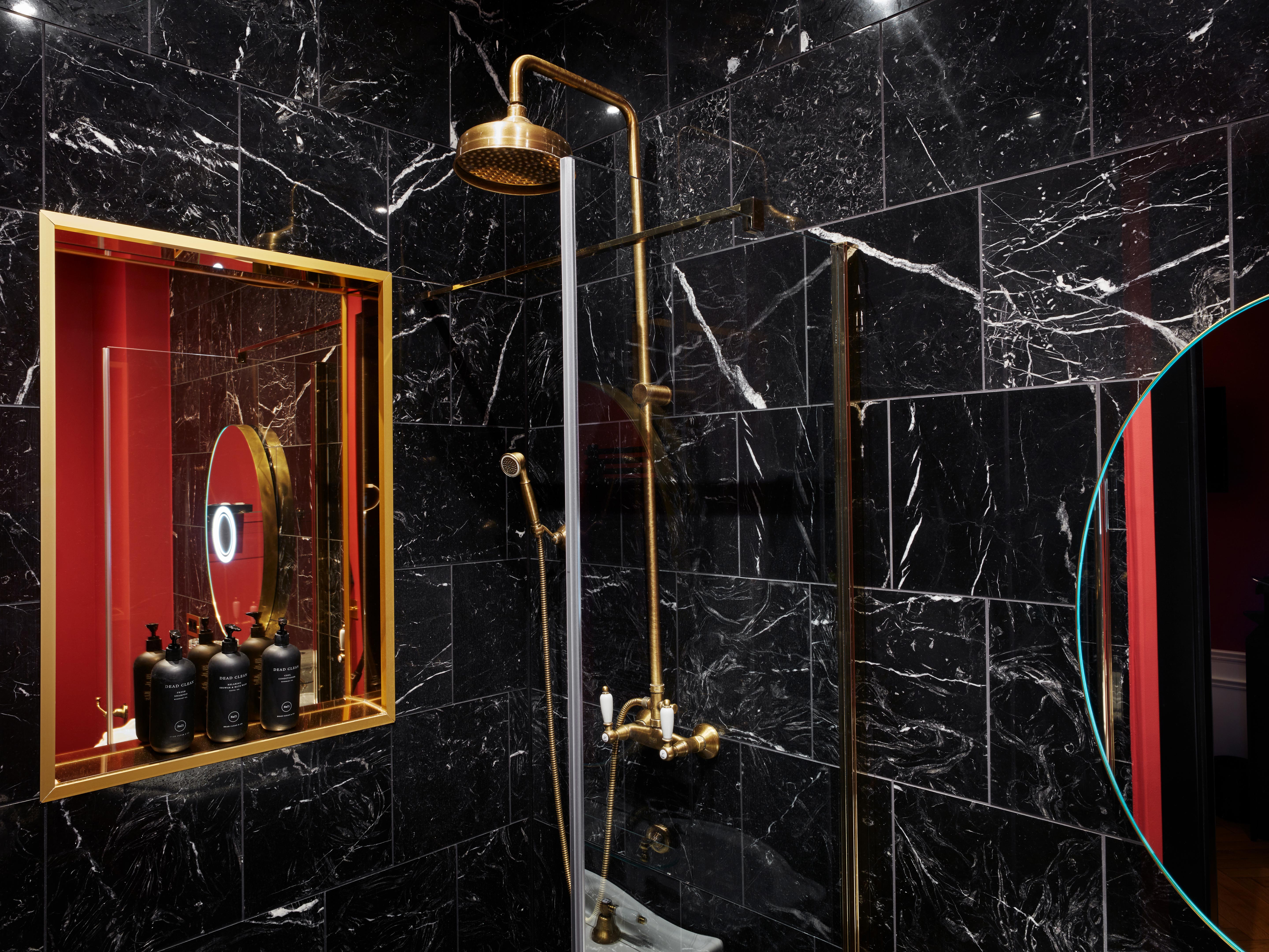 Superieur, Provocateur