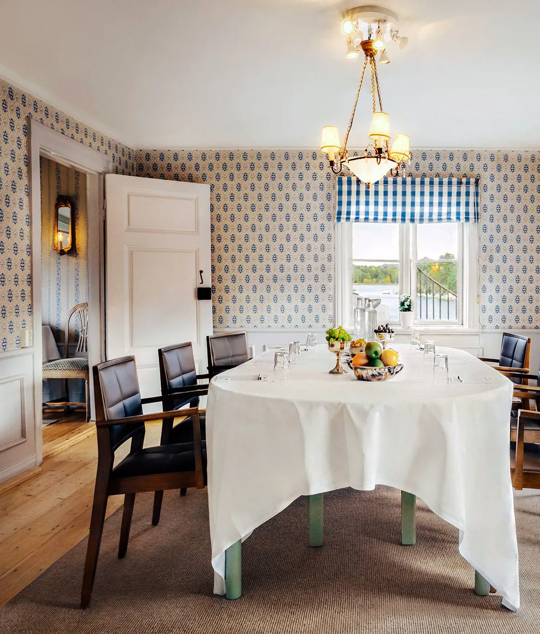 stallmastaregarden-meeting-room-wallpaper-design-lake-view-k-02-x2.jpg