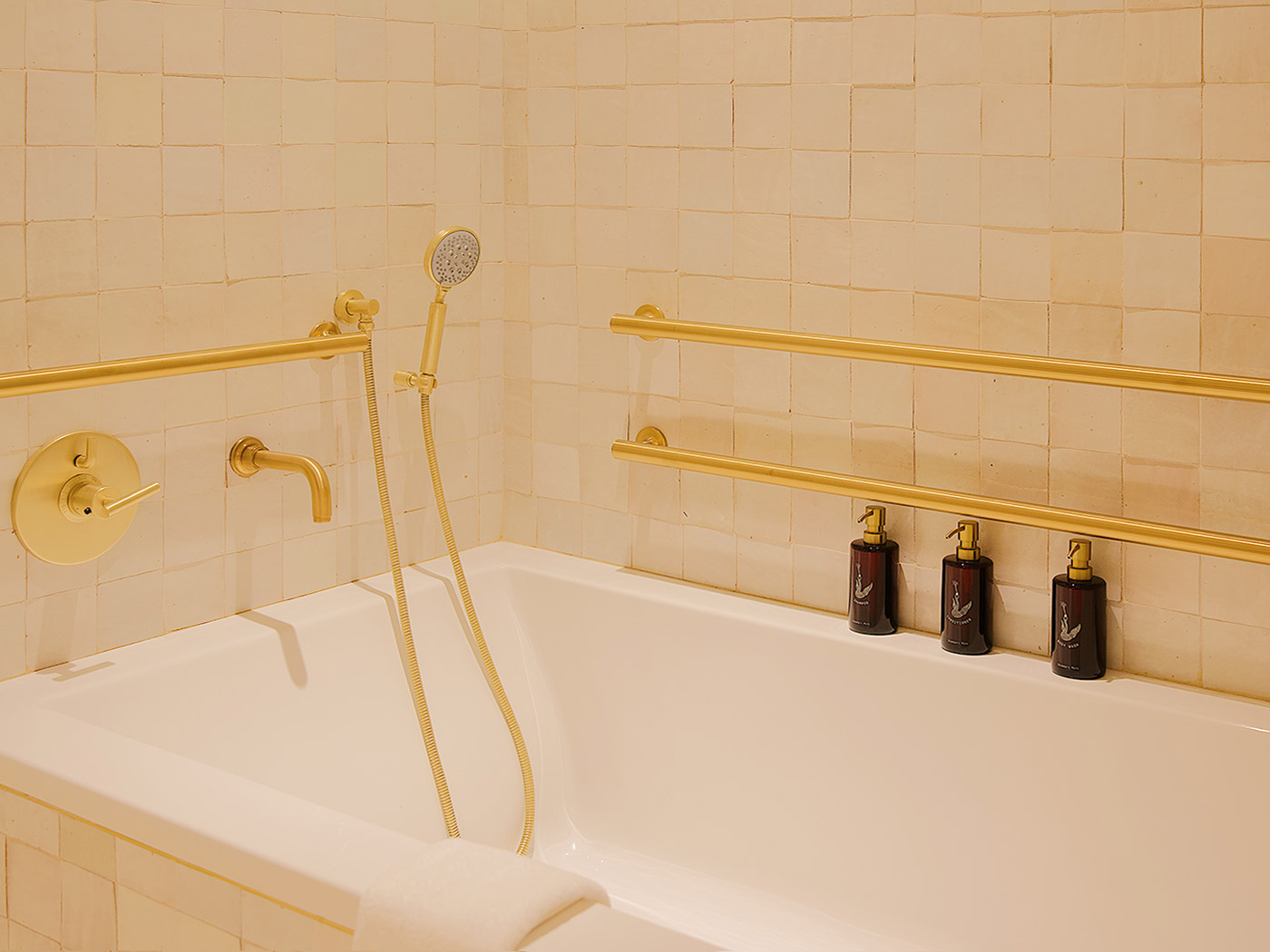 Municipal Grand King Suite Tub ADA R 07