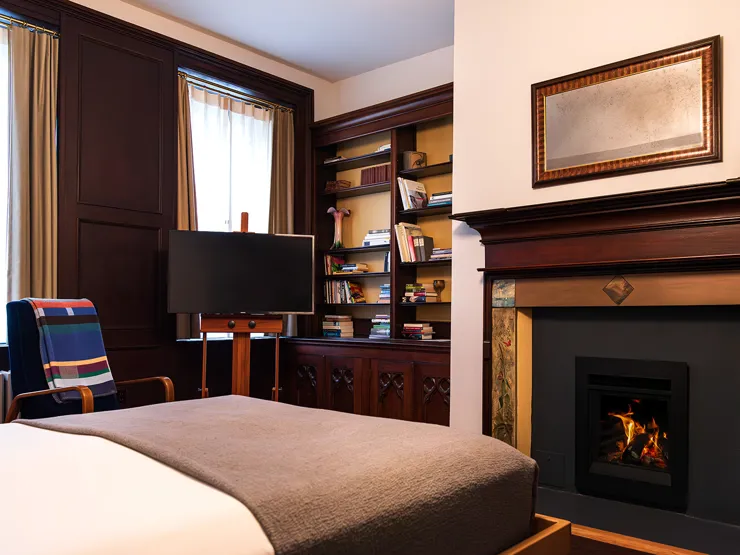 Hotel Kinsley Pearl St Grand Queen Fireplace R 01
