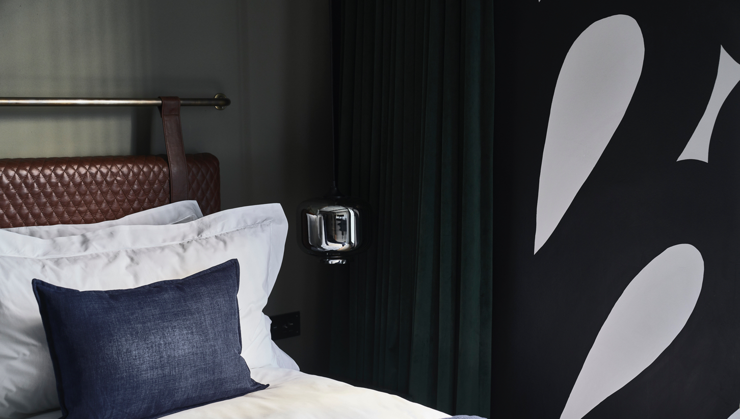 007 Gorgeous George Room Wall David Brits