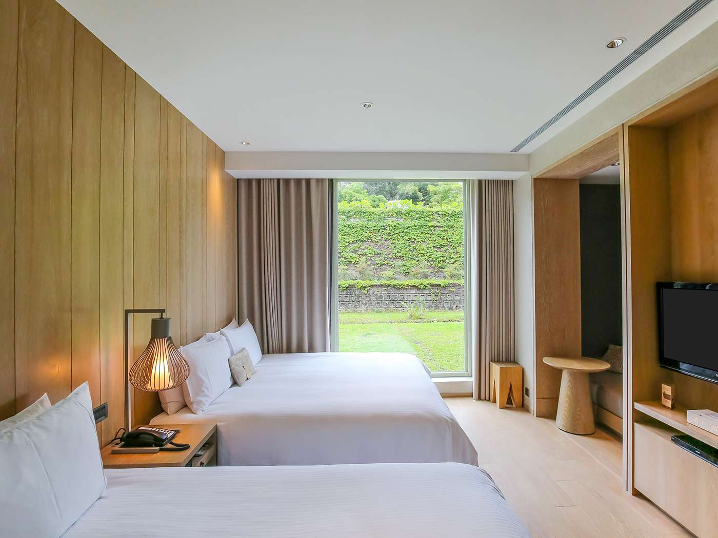 Gloria Manor Garden Family Room R 3