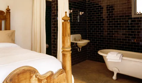 maison-couturier-bedroom-bathtub-interior-M-04-r.jpg