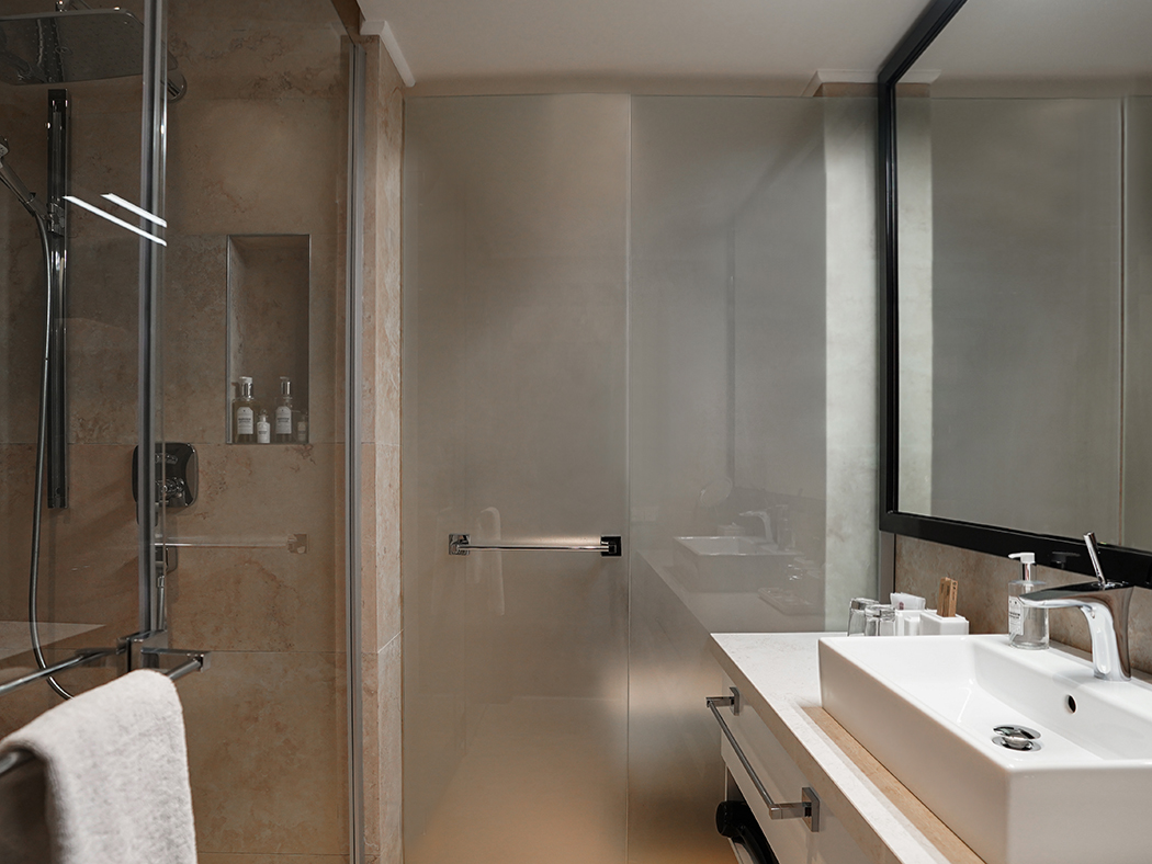 11 Mirrors Incognito Superior Room V2 R 04