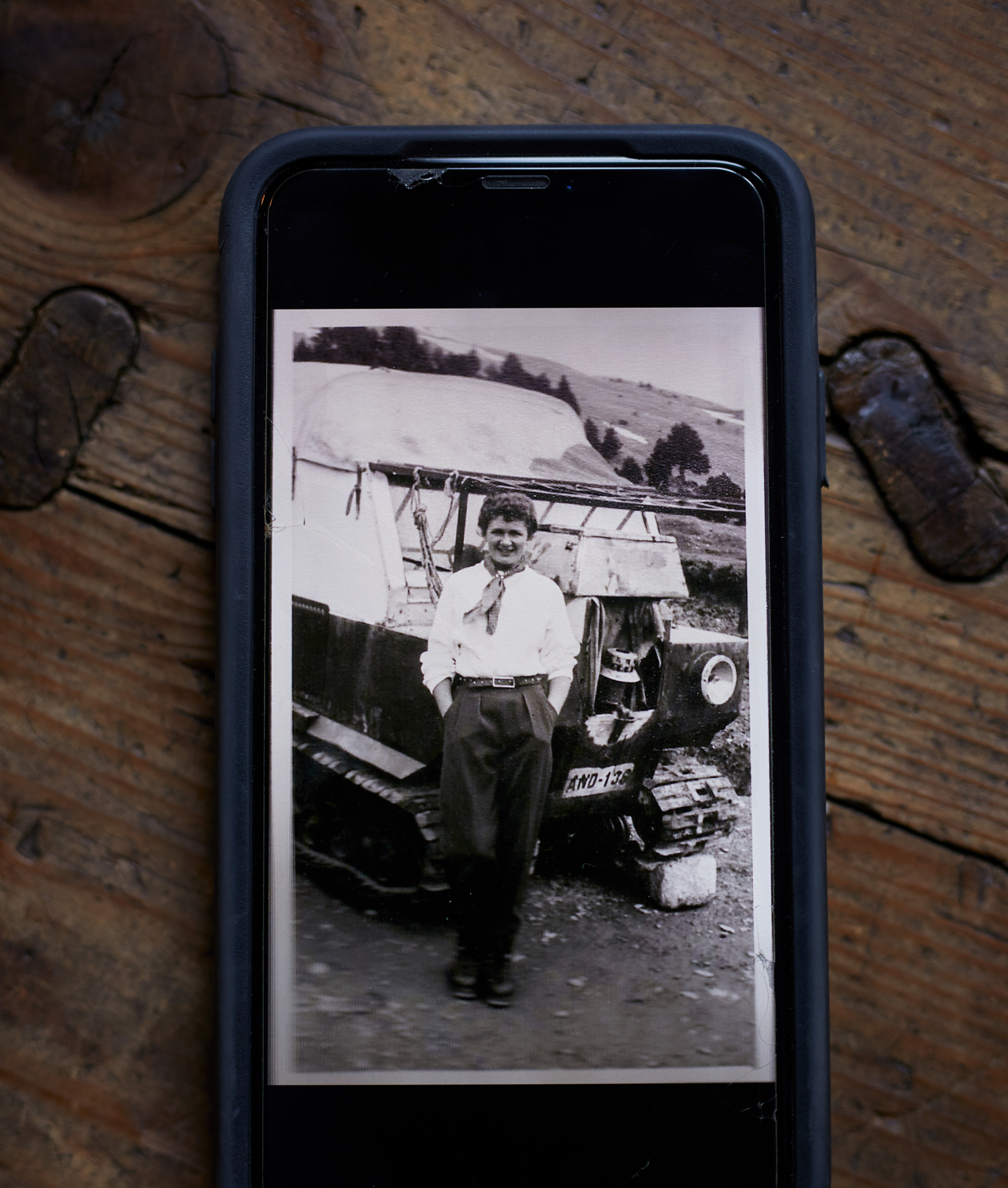 006 L Ovella Negra Phone Vintage Photo