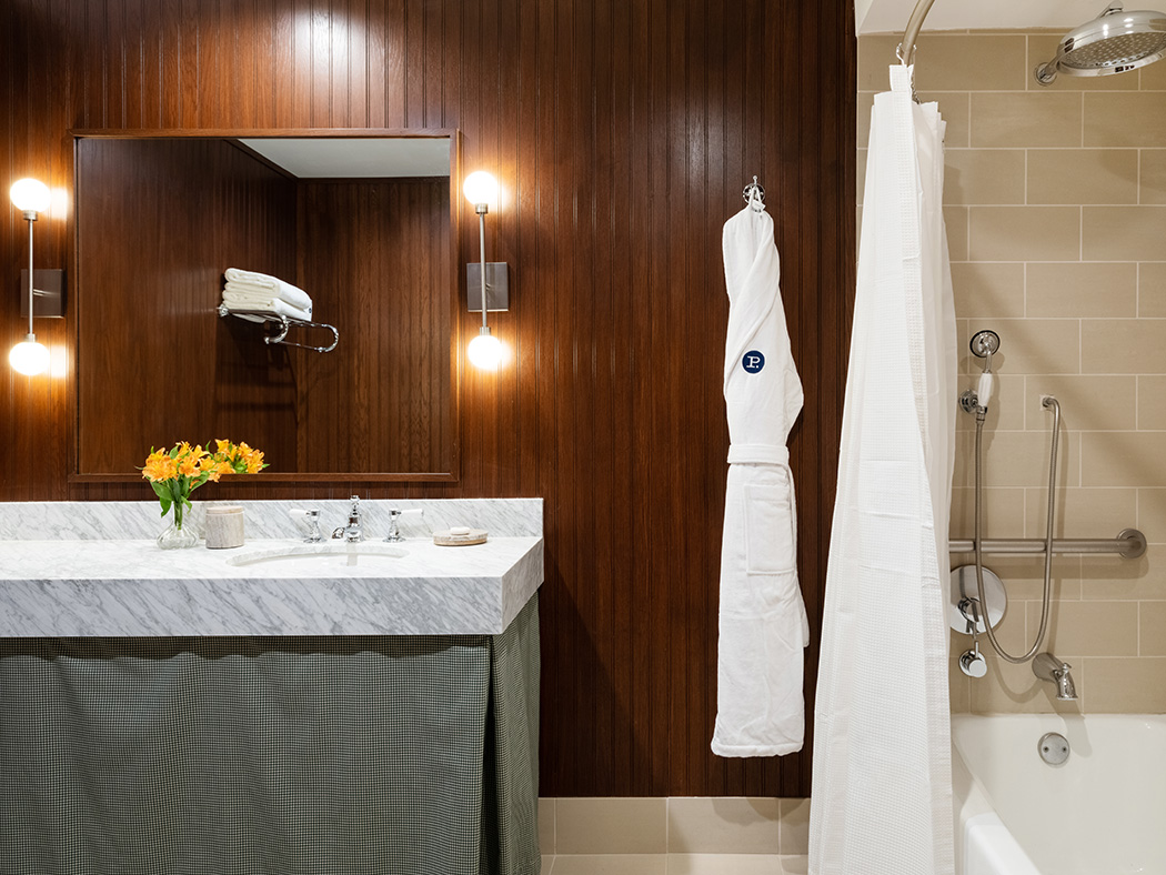 Palihouse West Hollywood Deluxe King ADA Shower R 06