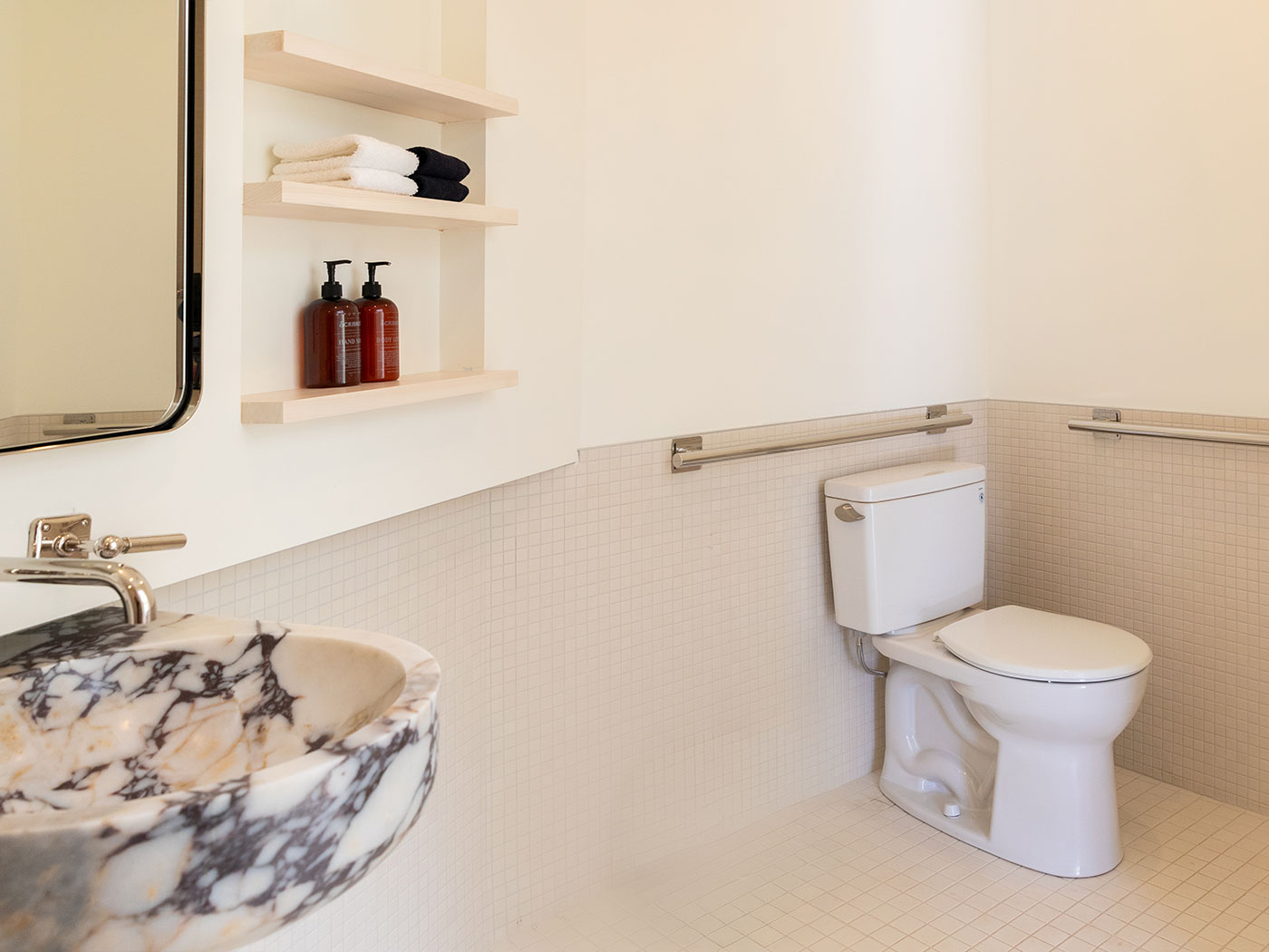 Scribners Catskill Lodge Round Suite ADA R V2 05