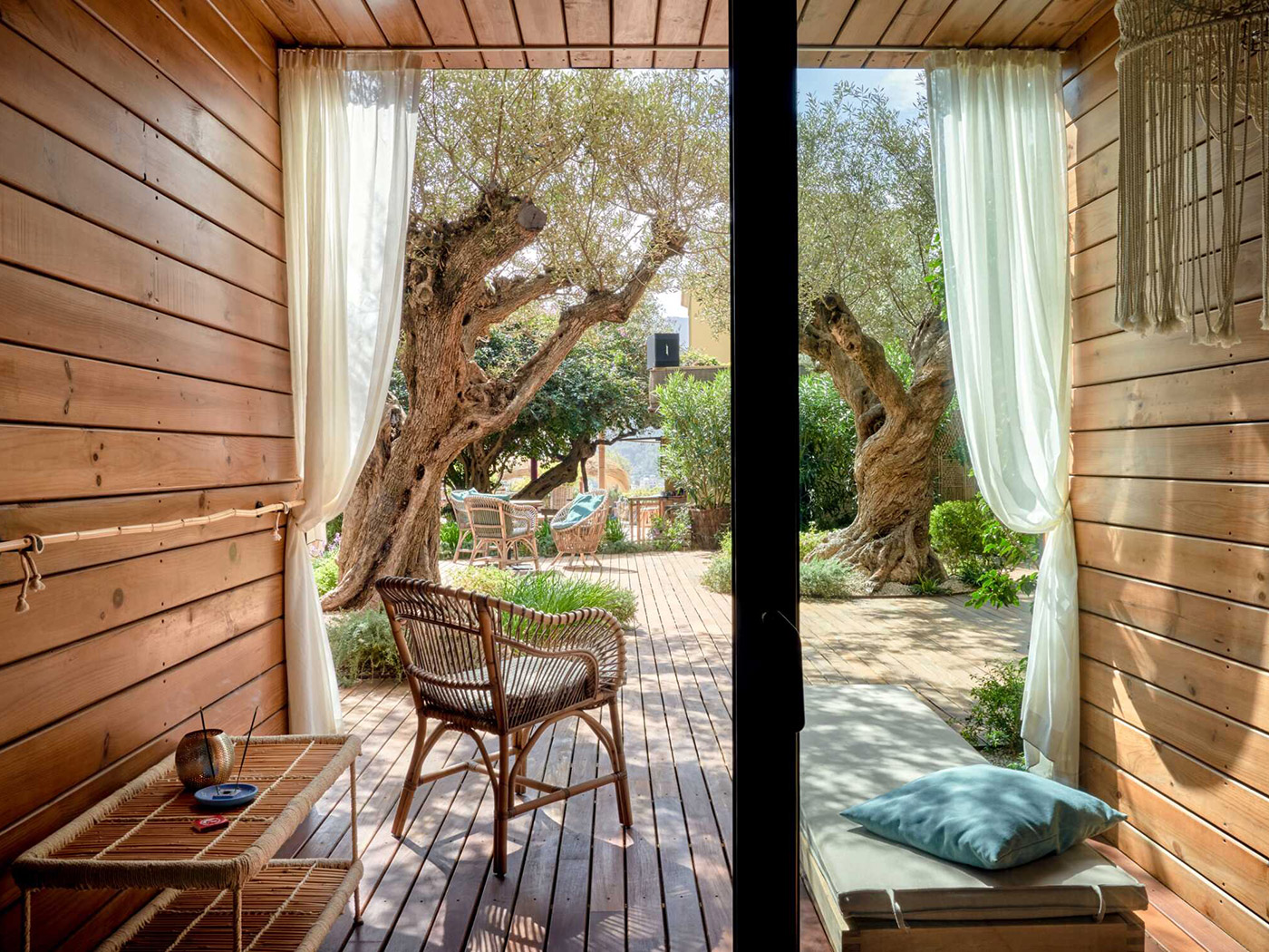 Bikini Island Poolside Room R V3 06