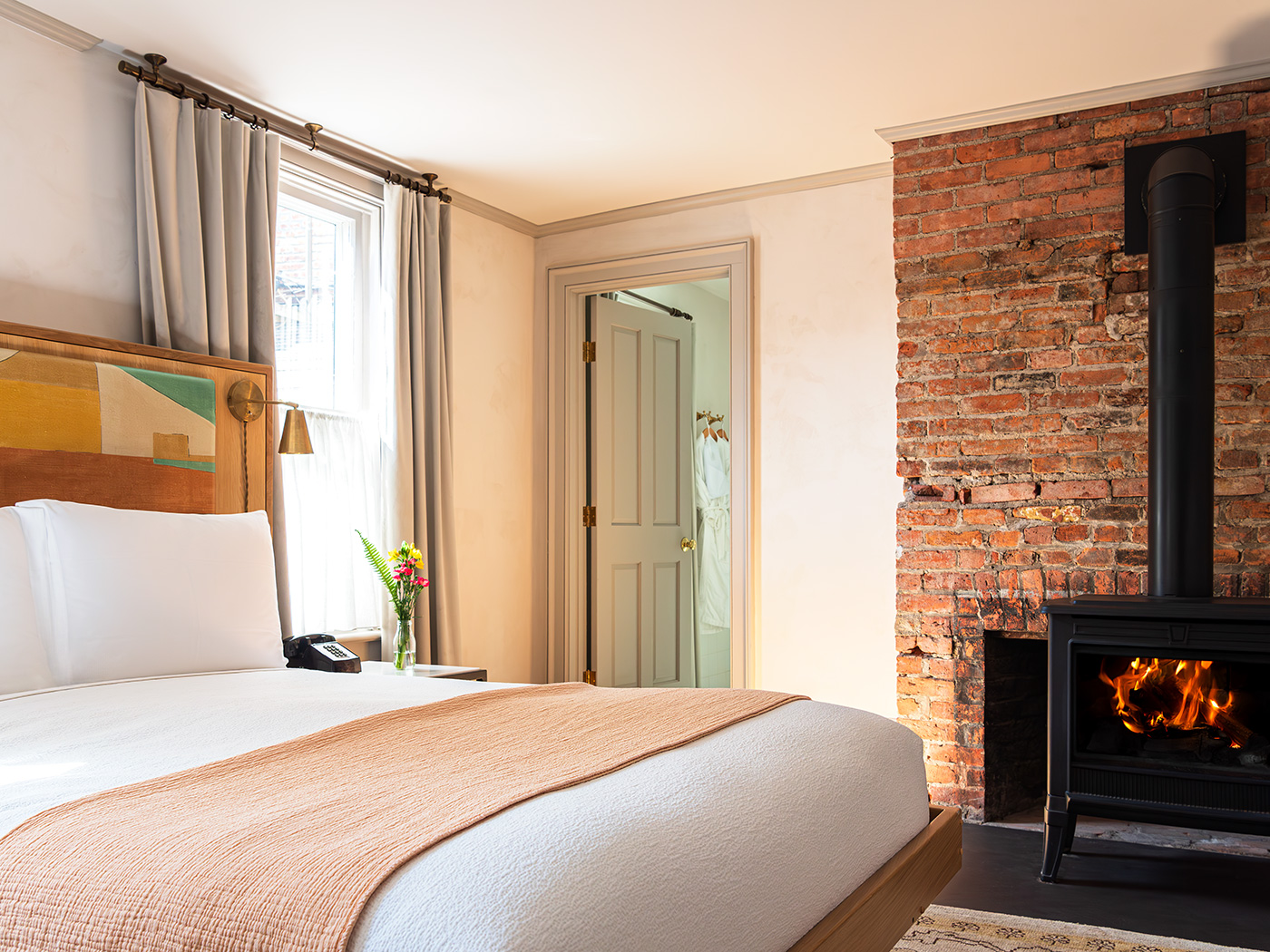 Hotel Kinsley John St Luxury Queen Fireplace R 01