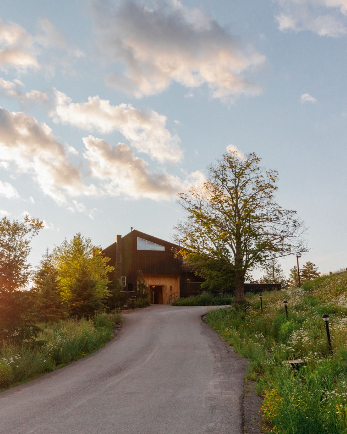 13 Places To Stay Worldcup New York Hunter Mountain Scribners Catskill Lodge Exterior Landscape