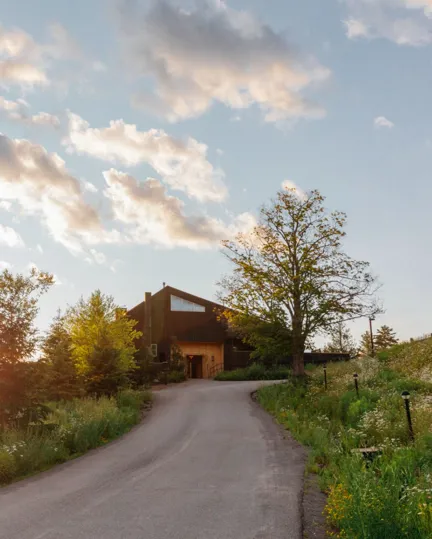 13 Places To Stay Worldcup New York Hunter Mountain Scribners Catskill Lodge Exterior Landscape