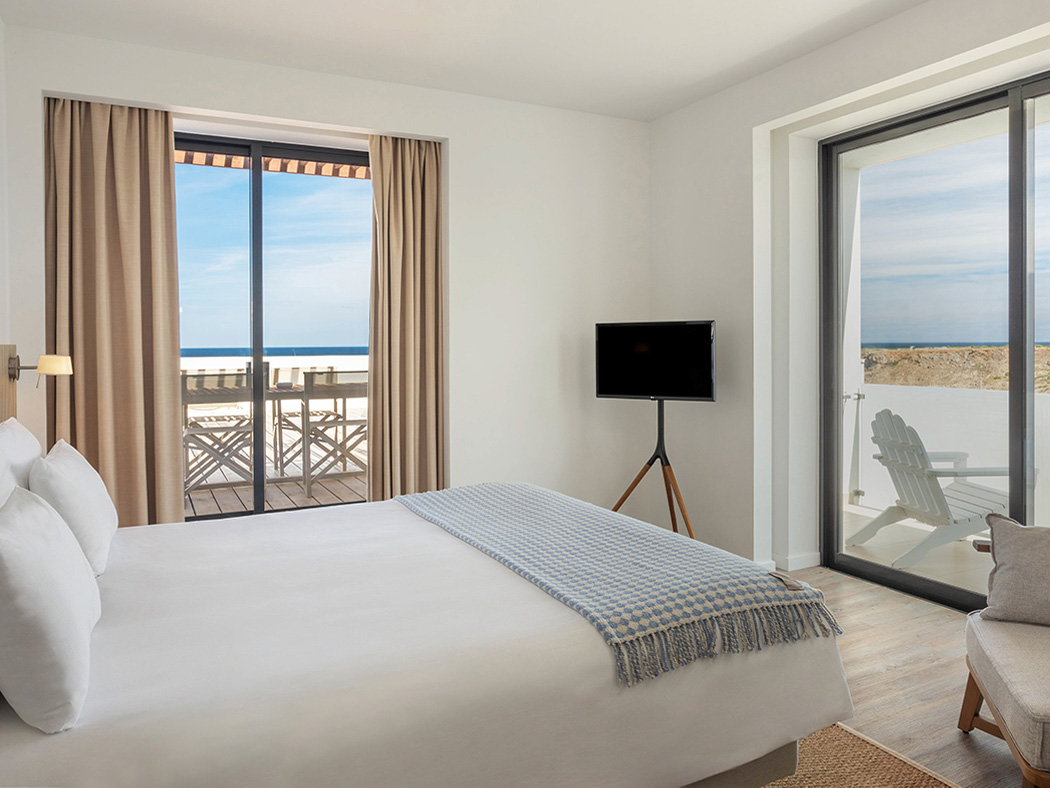 Memmo Baleeira Premium One Bedroom Suite Frontal Sea View R V2 01