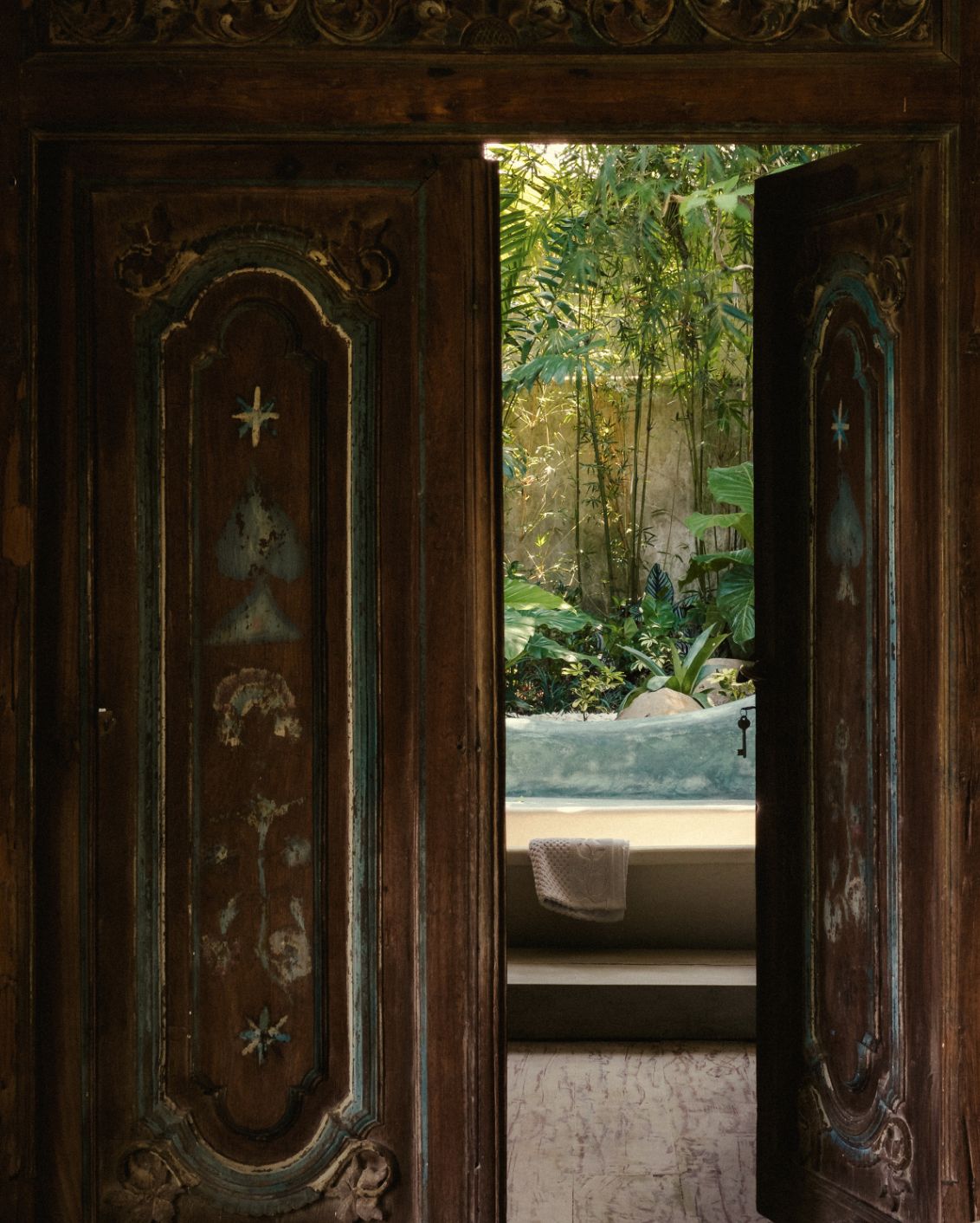 06 3 Sneak Peak Magia De Uma Guestroom Door Bathroom View