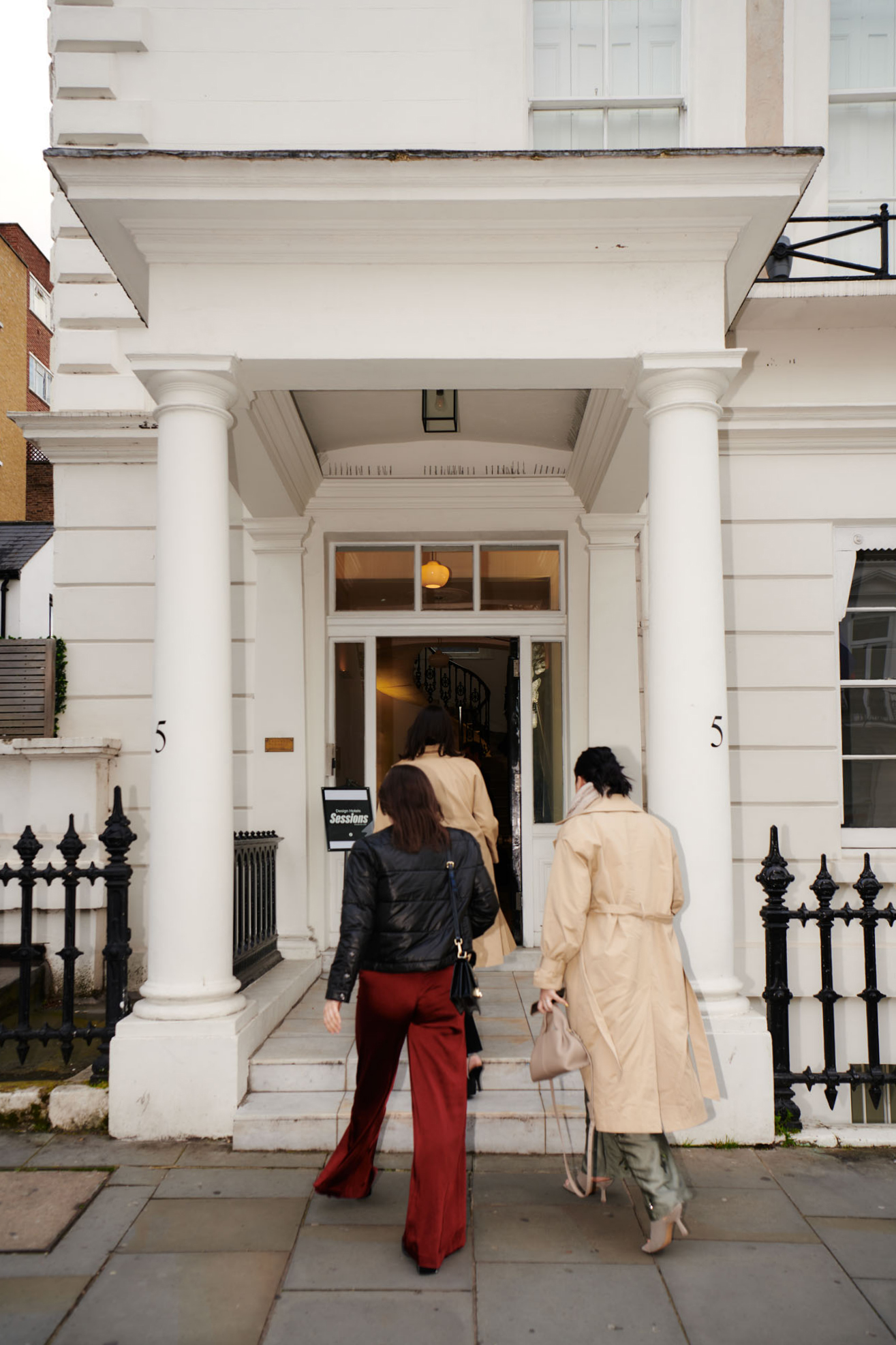 DH SALES24 S London Travelpro 01