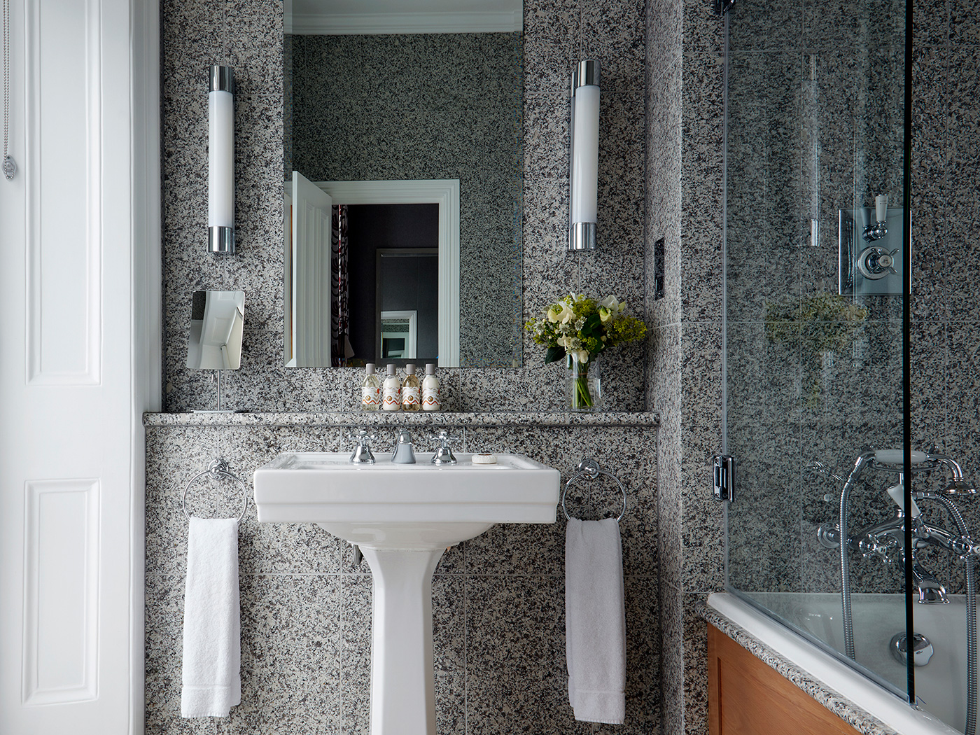 Number Sixteen Queen Room R V2 02