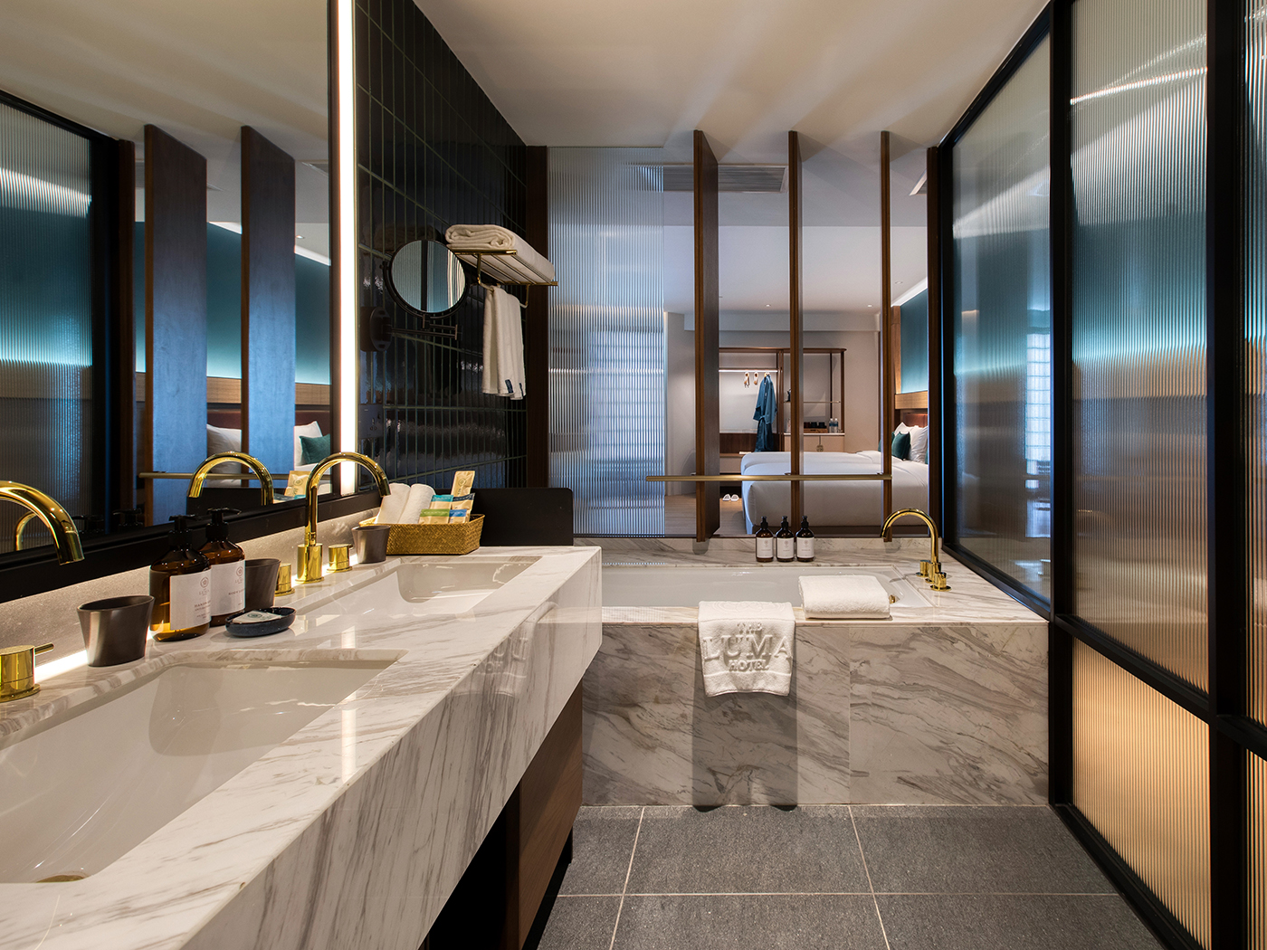 The Luma Family Extraordinary Suite R 03