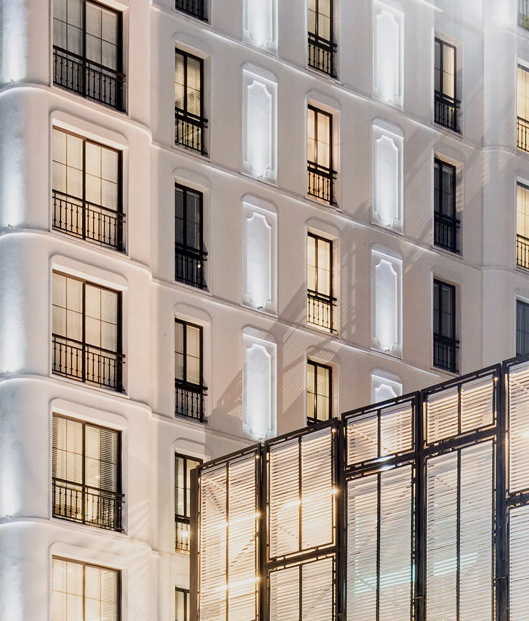 bach-suites-saigon-facade-by-night-k-01-x2.jpg