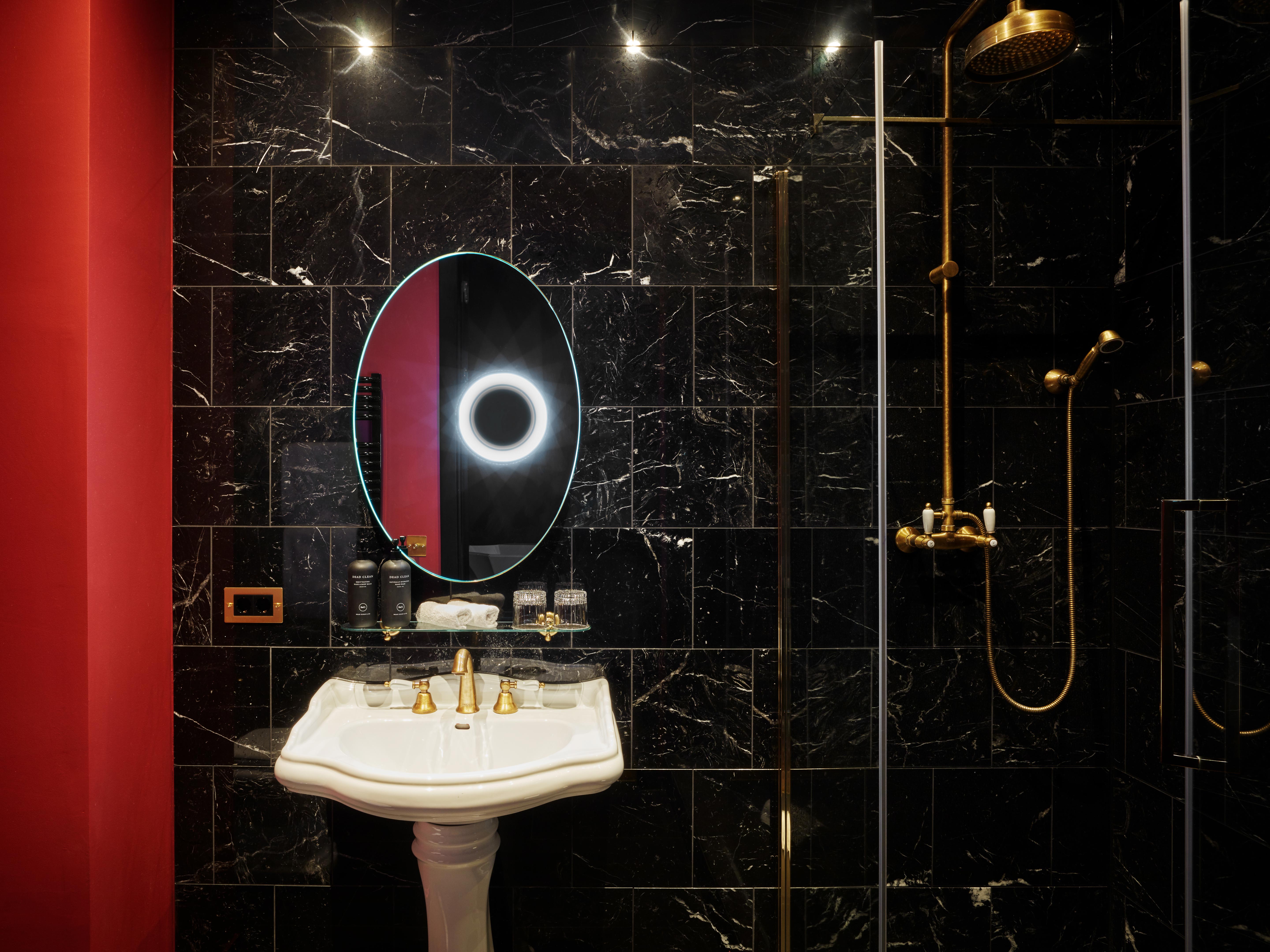 De Luxe, Provocateur