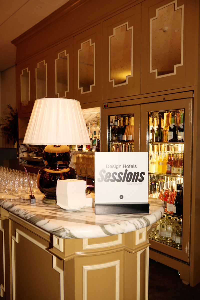 DH24 SALES S London Travelpro 02