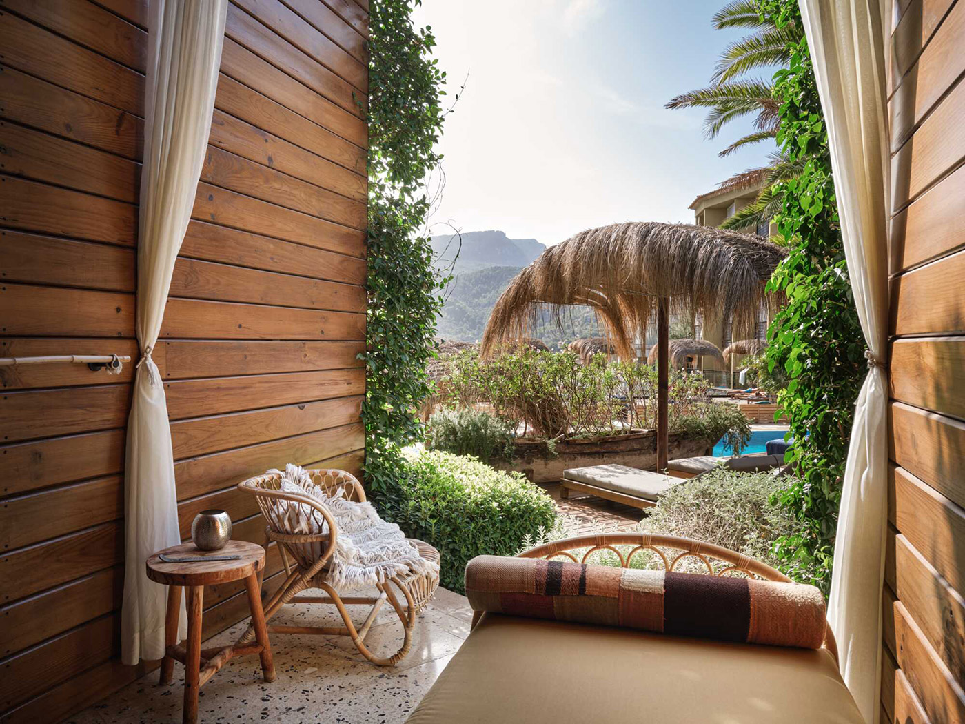 Bikini Island Poolside Room R V3 05