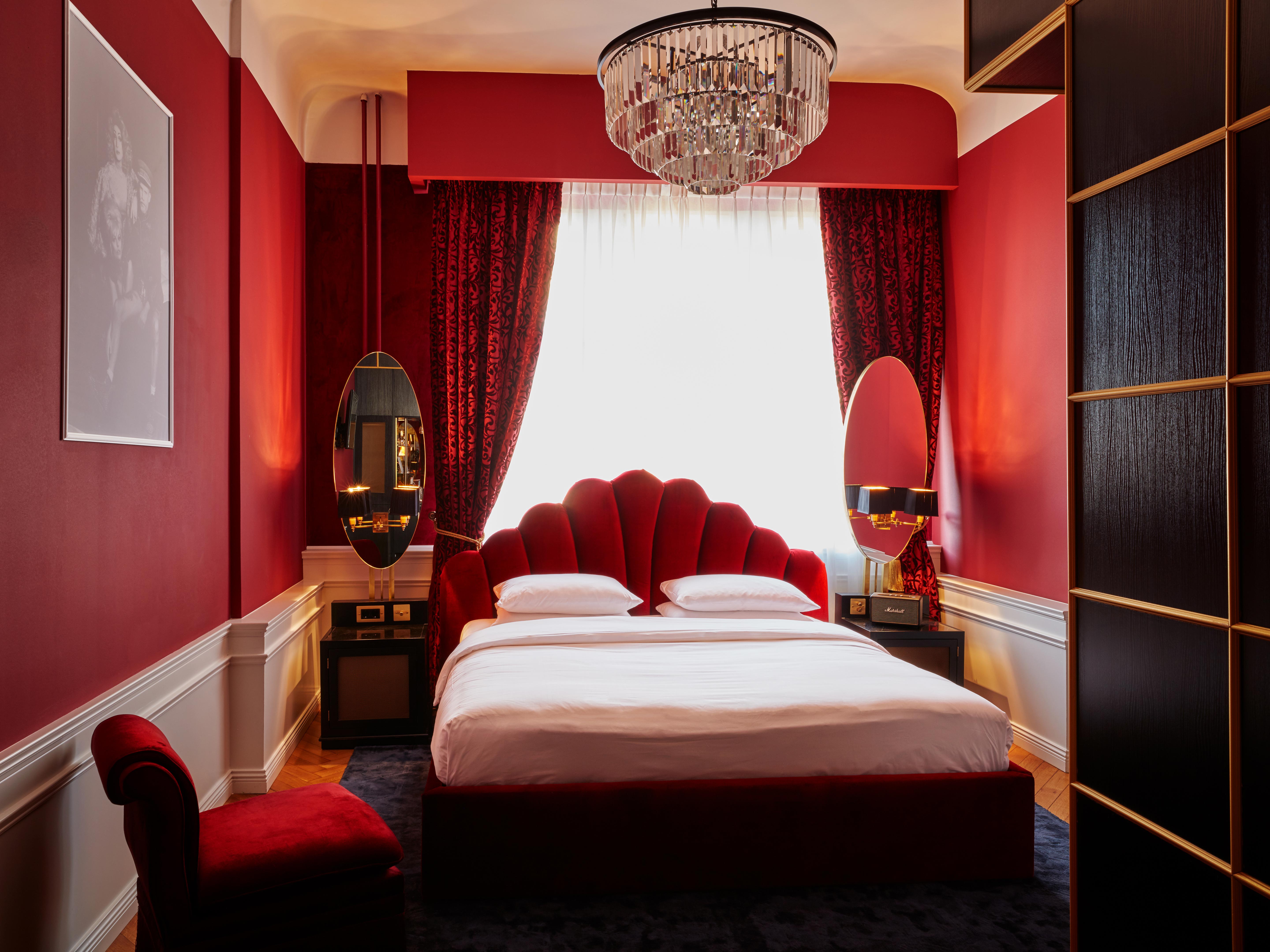 Terrace Suite, Provocateur