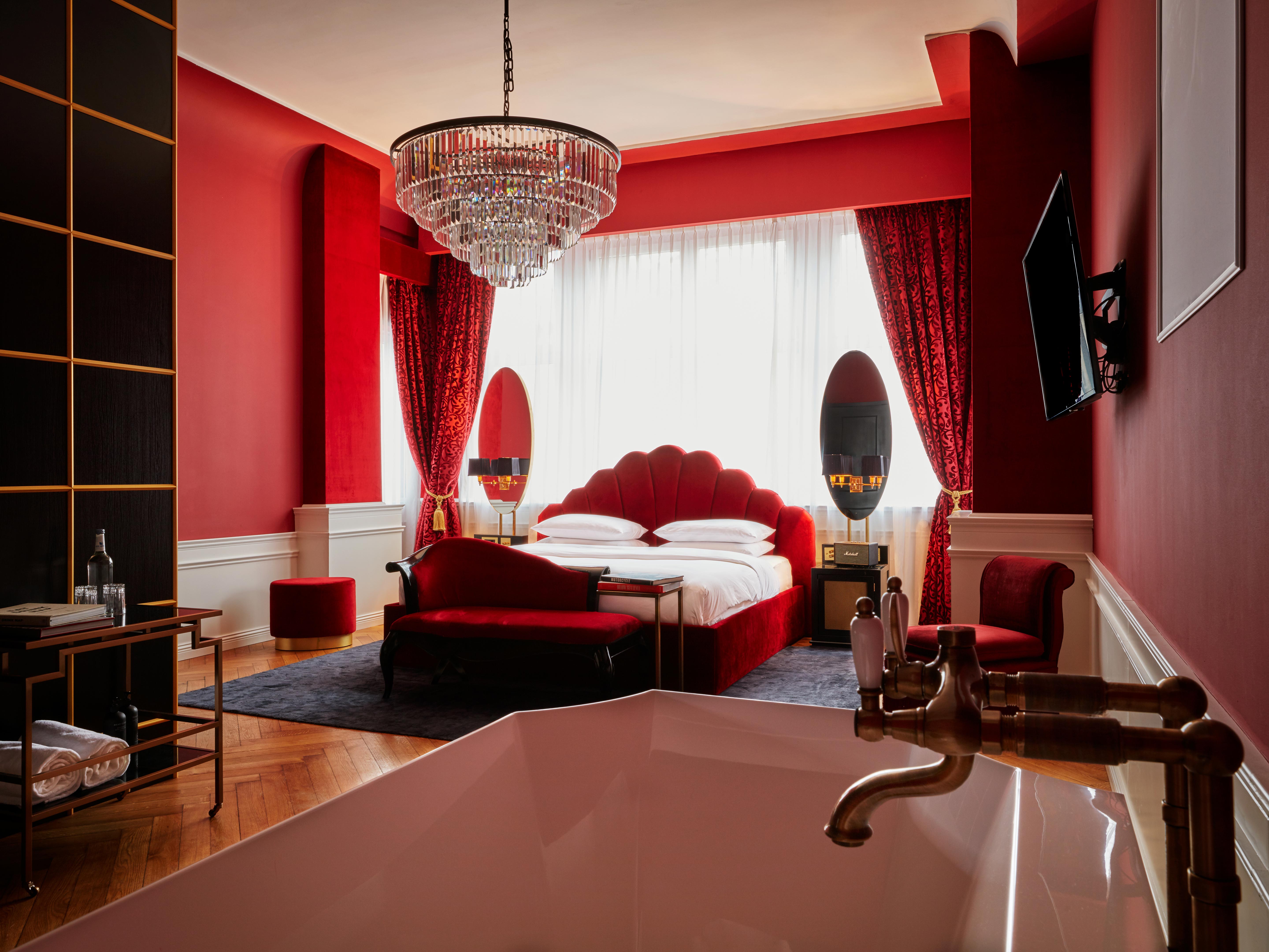 De Luxe, Provocateur