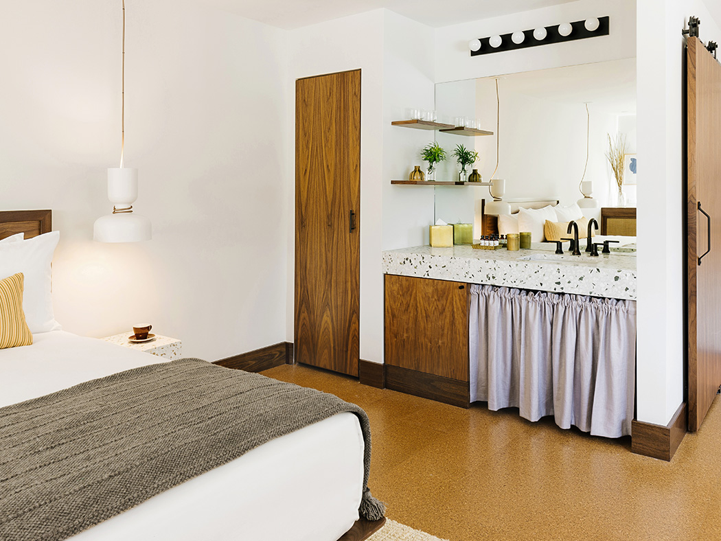 Silver Lake Pool Inn King Suite R 07