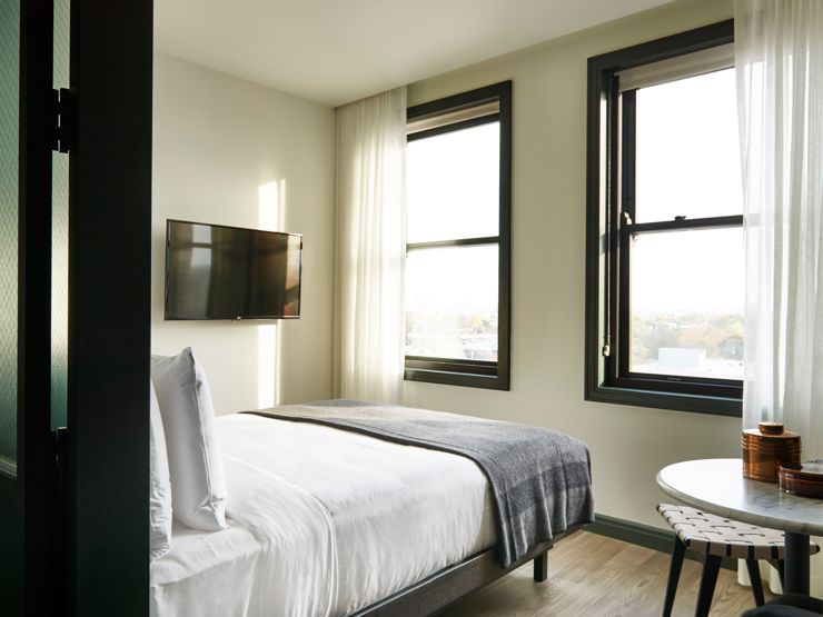 Rooms Suites At The Robey In Chicago, Queen Bed Chicago