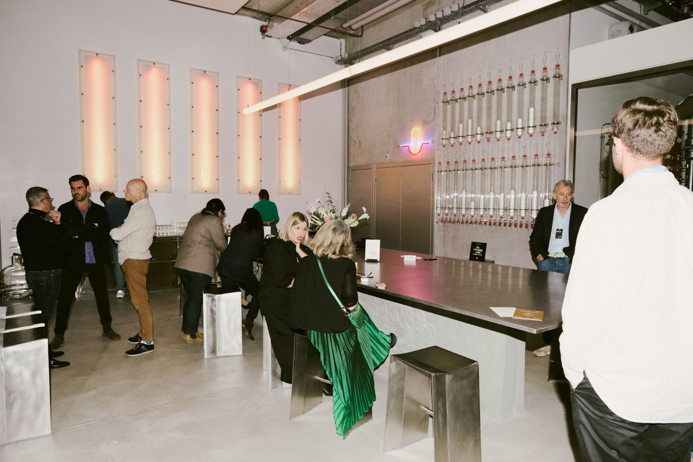 DH24 SALES AEW Geneva Travelpro 03