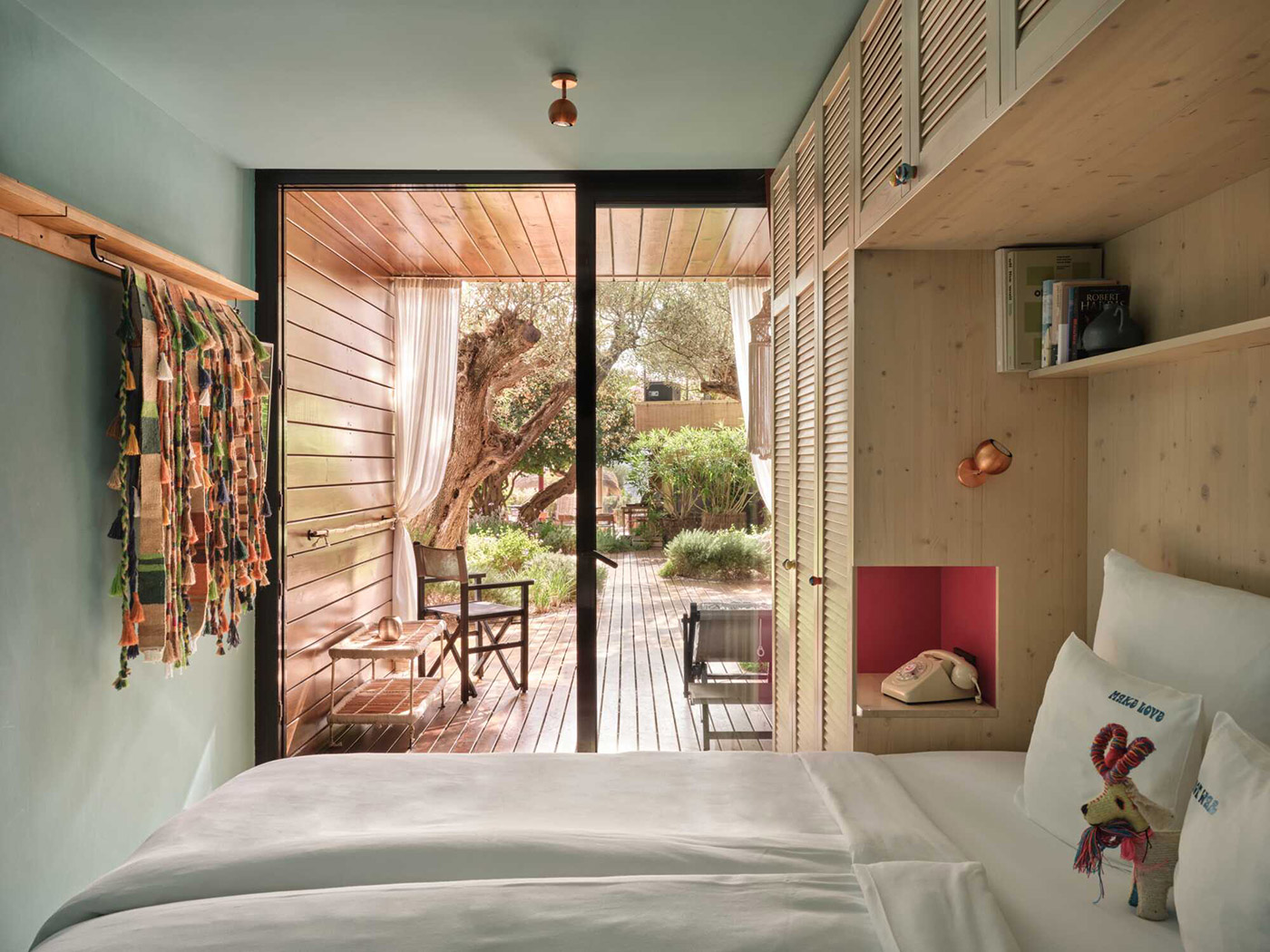 Bikini Island Poolside Room R V3 04