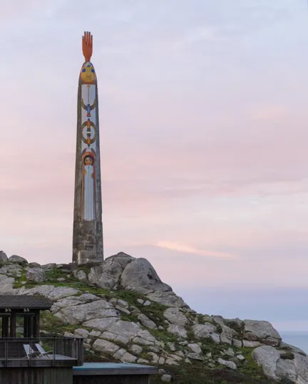 003 Timber Cove Resort Exterior Terrace Totem