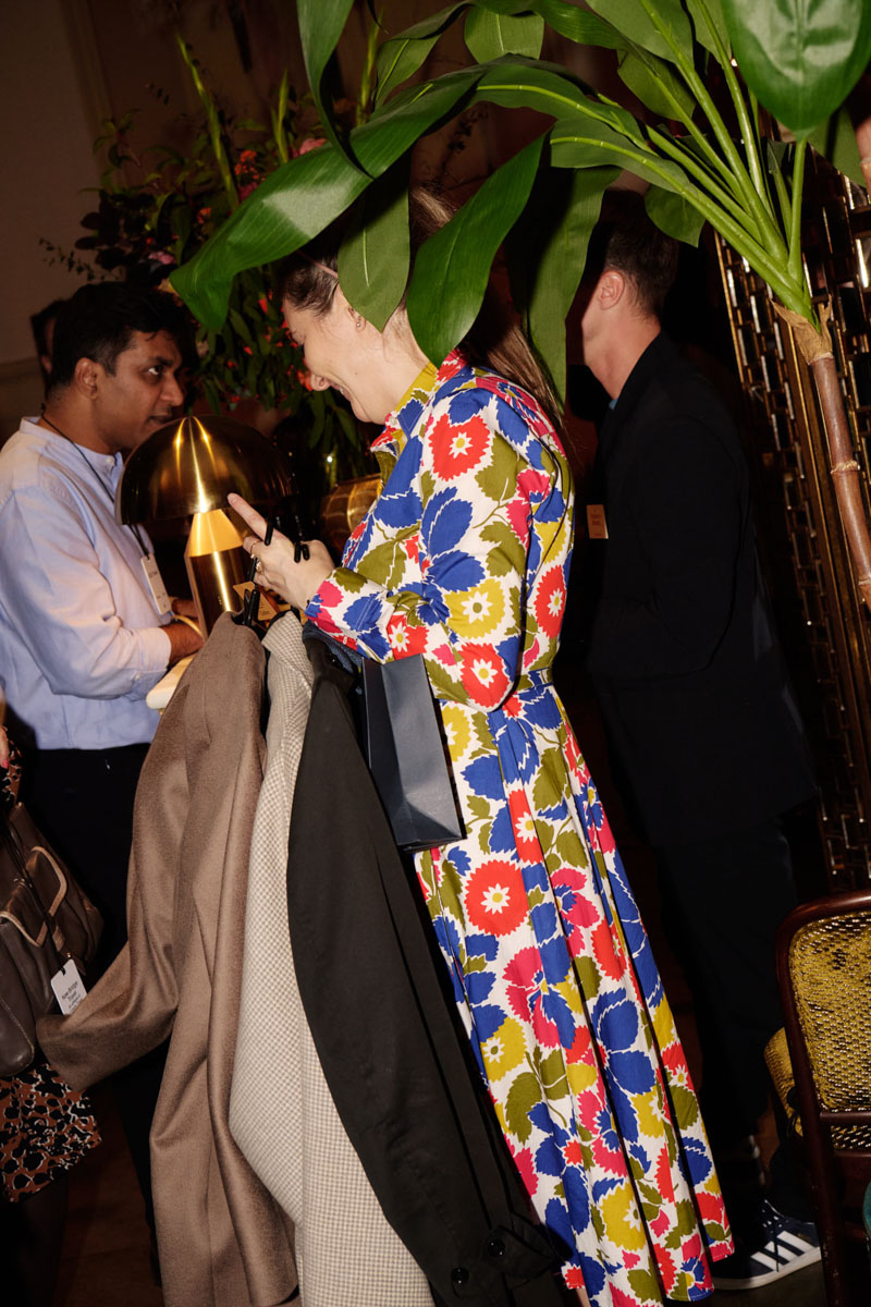 DH24 SALES S London Travelpro 03