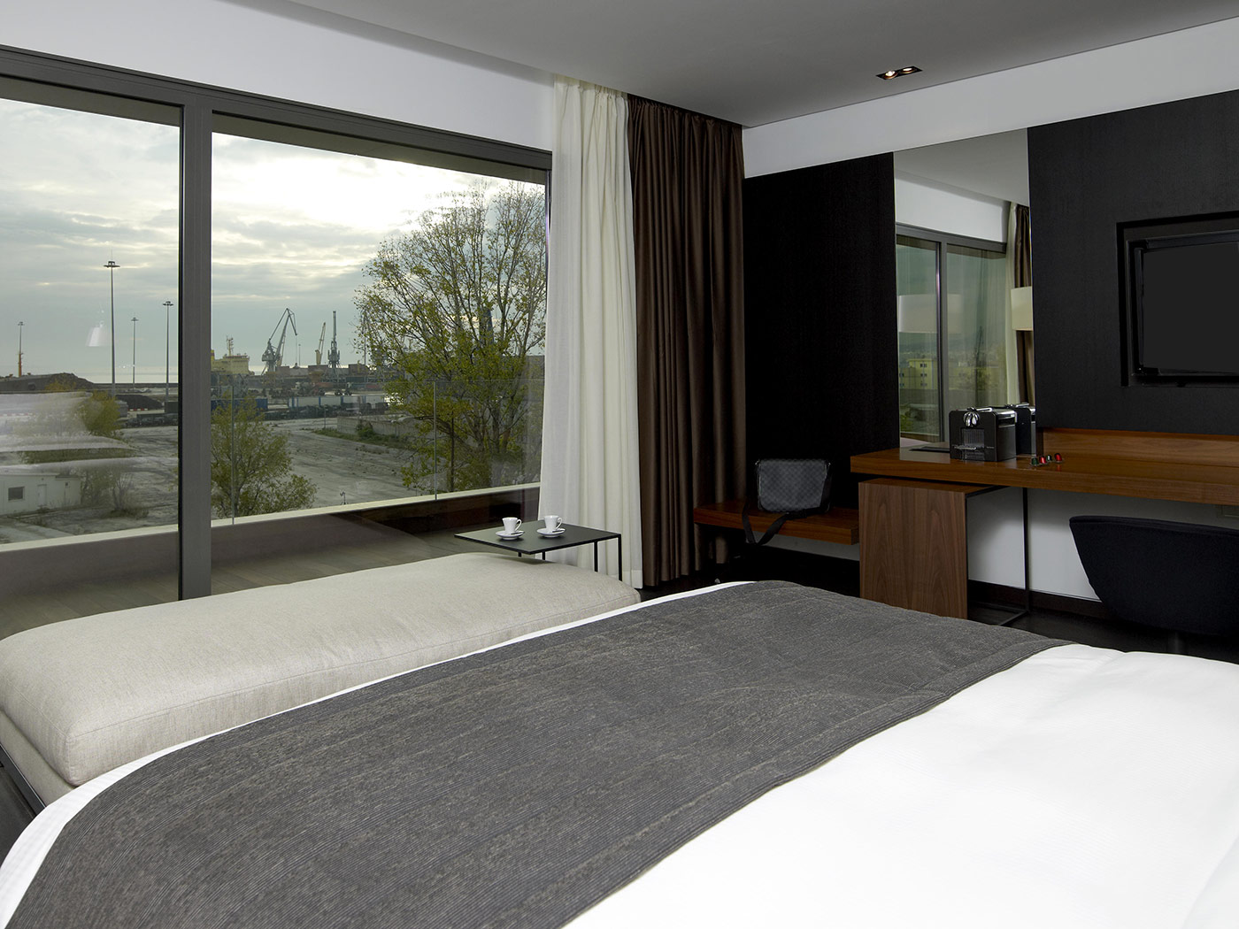 The Met Hotel Business Suite R 01