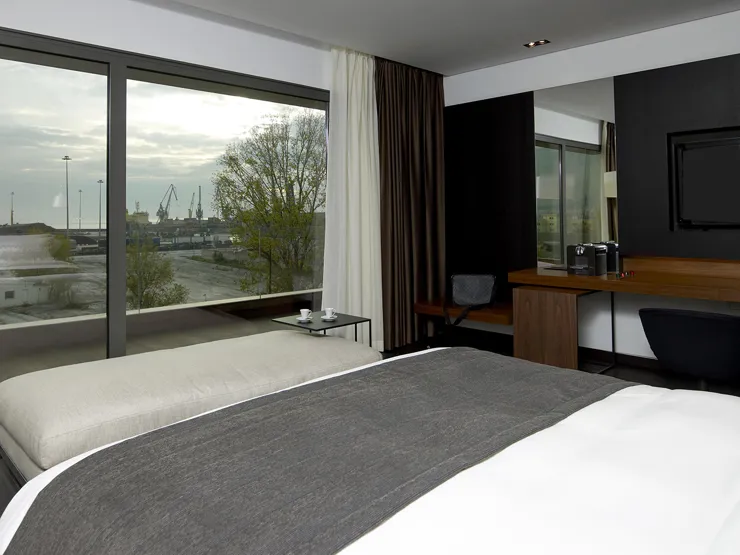 The Met Hotel Business Suite R 01