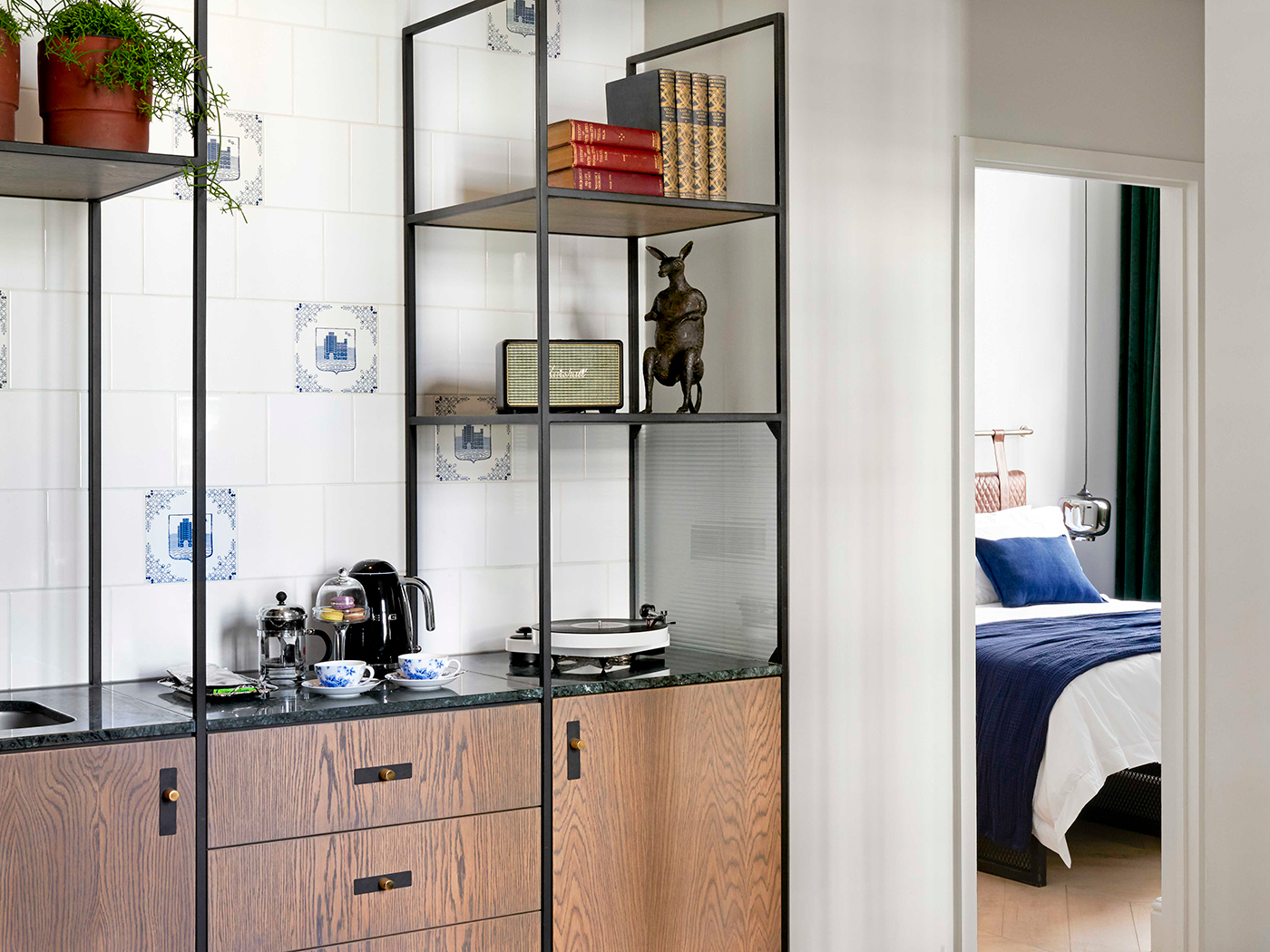 Gorgeous George Two Bedroom Suite R V2 03