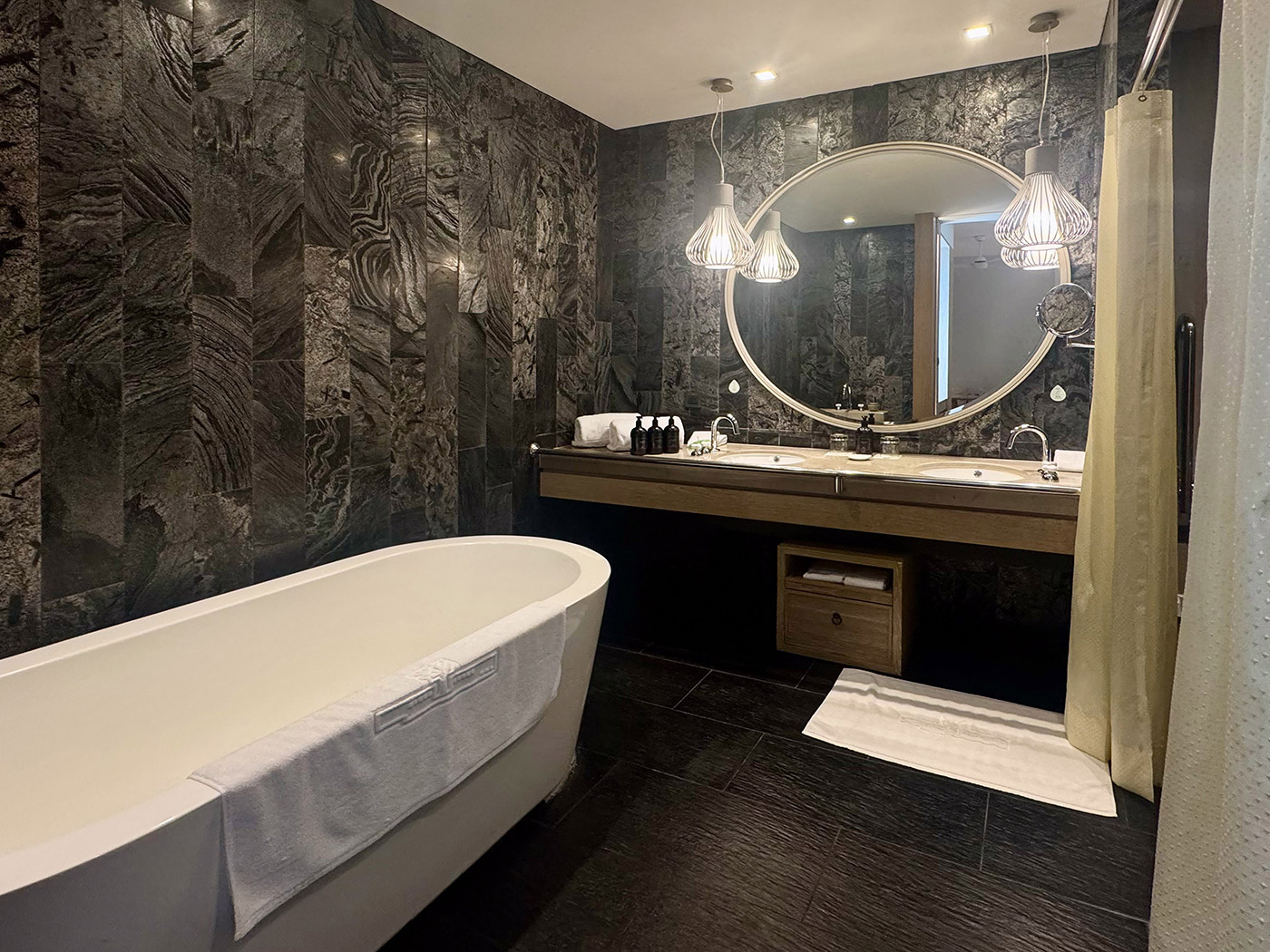 Gloria Manor Accessible Room R 03