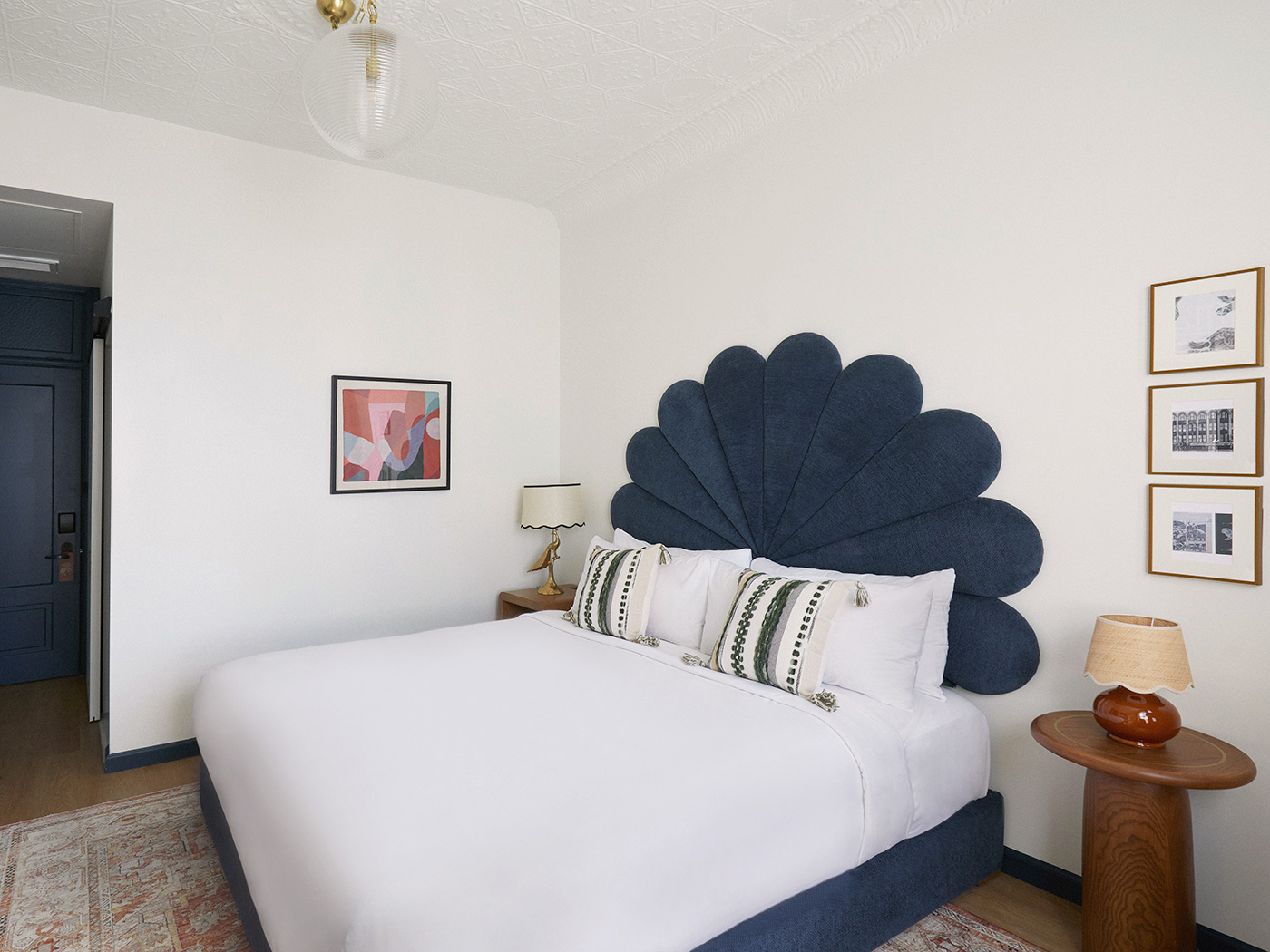 Granger Hotel Courtyard Skyline King R 03