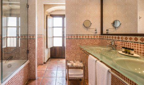 hospes-palacio-de-san-esteban-bathroom-interior-M-09-r.jpg