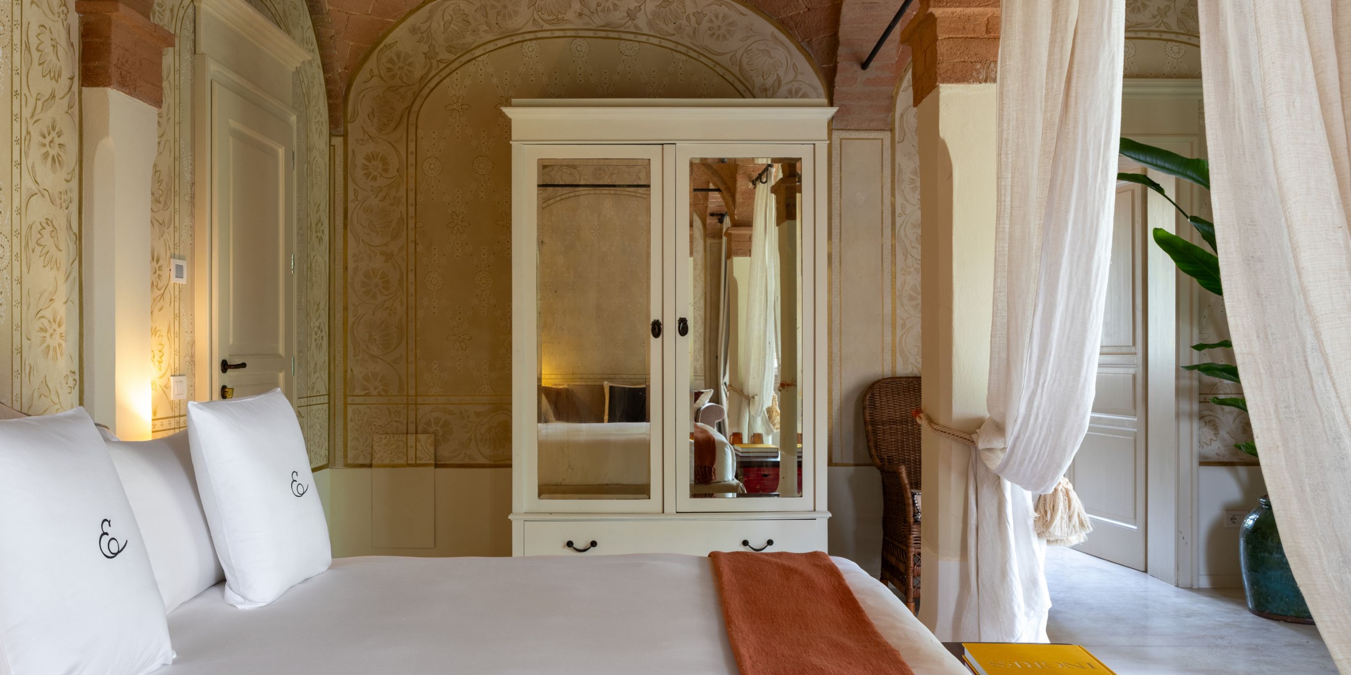 01 DH Sneak Peak Elizabeth Country House KV