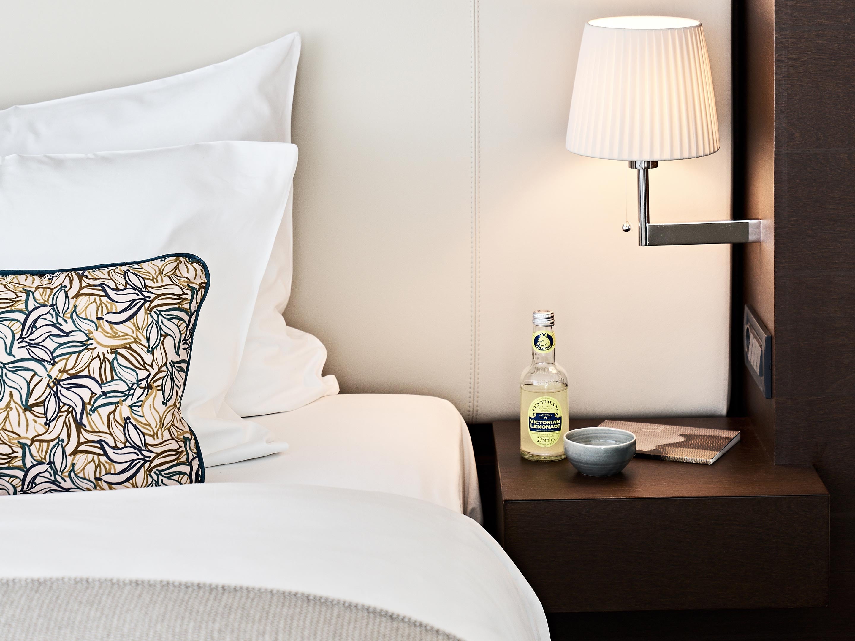 Executive Room, SIDE